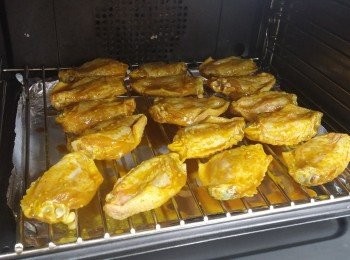 step2: 焗爐180C預熱，雞亦放焗架上(底向上)，下面焗盤墊油，焗20分鐘