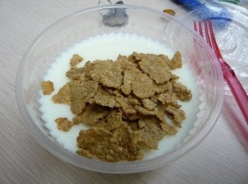 step4: 放入雪櫃雪至凝固便可以享用，吃時灑上麥脆片伴吃