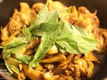 step8: 熄火後加入九層塔拌炒, 食得!!