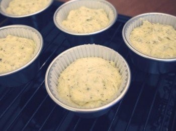 step7: 一一倒入紙模中~~ 放進預熱180度的烤箱烤約15分鐘!!