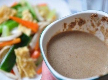 step10: 再將香醇的芝麻醬汁淋上炒好的時蔬盤