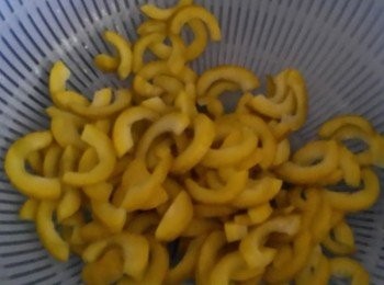 step1: 將鹹瓜對切在切片~用水洗一下