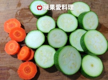 step2: 櫛瓜切片（厚度約1cm）；紅蘿蔔切片（厚度約0.5cm）。