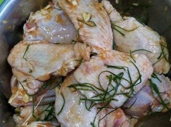 step3: 加入<a href="https://bit.ly/3zHU5V3" target="_blank" data-keyword="雞翼" class="guide-link"><strong>雞翼</strong></a> <span style="display:inline-block;vertical-align:middle;margin-top:-3px;color:initial;border-radius:3px;padding:2px 3px;font-size:12px;line-height:14px;background:#87d300;color:#fff;">即買</span> 醃一小時 。可用作 BBQ 燒嘢食或用平底鑊煎熟都可以