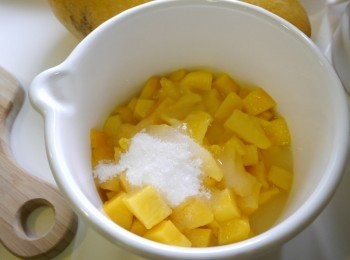 step2: 芒果丁，砂糖，檸檬汁大火煮滾後。