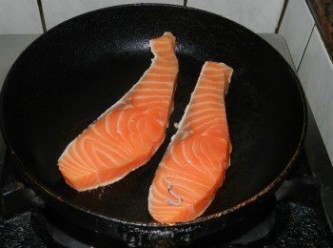 step1: 先熱鍋，再下魚片，兩面煎熟