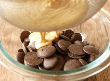 step2: 把步驟1的混合物隔著篩子倒入黑朱古力中，待5分鐘讓朱古力溶化後拌勻，然後放涼至室溫備用。