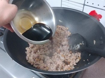 step3: 下汁料兜炒至滾
