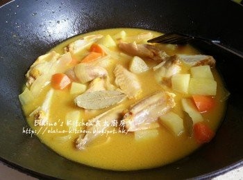 step5: 加入雞湯 , 黃薑粉 , 香葉及1碗水拌勻