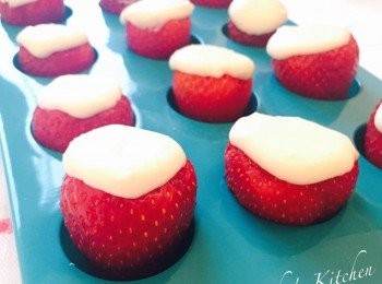 step3: 將蛋糕糊釀入中空士多啤梨。室溫放涼大概30分鐘。