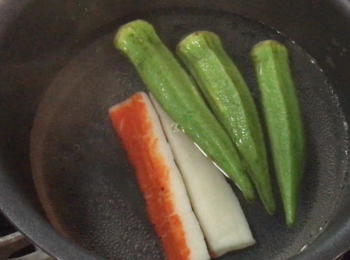 step2: 用熱水略煮備用。