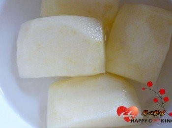 step1: 蘋果切成長方形,泡入鹽水中