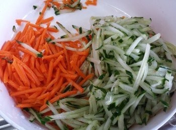 step3: 蘿蔔絲用滾水稍烚2-3分鐘，盛起放涼備用。