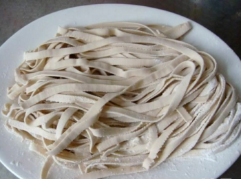 step1: 麵條提前準備好，家裡沒有削麵，我用了普通寬麵條