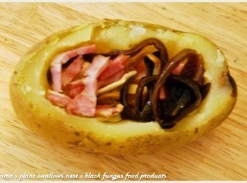 step4: 接著陸續將和風鰹魚黑菇醬與臘肉，各別塞入在乳酪絲的上層。