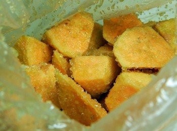 step3: 兩大匙糖放入，搖動袋子，讓糖均勻裹在地瓜上