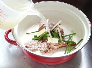 step4: 煲內放入燒鴨骨 , 蔥段 , 薑片 , 八角 , 加入雞湯及適量水