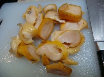 step3: 螺頭去腸，洗淨。連同<a href="https://bit.ly/3ANJVUp" target="_blank" data-keyword="豬展" class="guide-link"><strong>豬展</strong></a> <span style="display:inline-block;vertical-align:middle;margin-top:-3px;color:initial;border-radius:3px;padding:2px 3px;font-size:12px;line-height:14px;background:#87d300;color:#fff;">即買</span> 加入薑片4片，汆水，洗淨；螺頭切片。