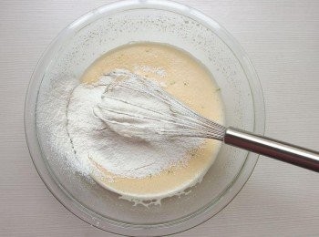 step6: 加入檸檬絲,再度過篩麵粉及泡打粉。