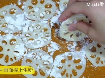 step3: 蓮藕片兩面沾上生粉。