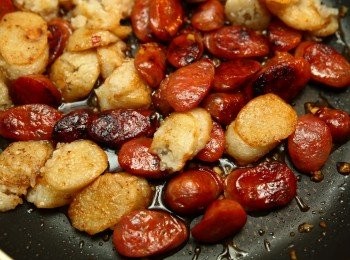 step7: 倒入香腸、米腸均勻翻炒，並讓香腸、米腸完全的沾裹醬汁。