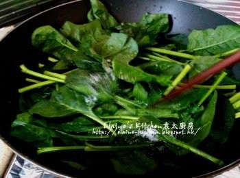 step3: 菠菜浸10分鐘後洗淨 , 放入已加入水的鑊中 , 加少許鹽拌勻