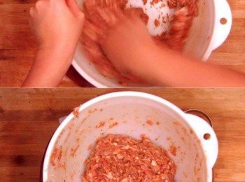 step3: 再手撻數下後，包好保鮮紙包好放入雪櫃醃最少兩小時