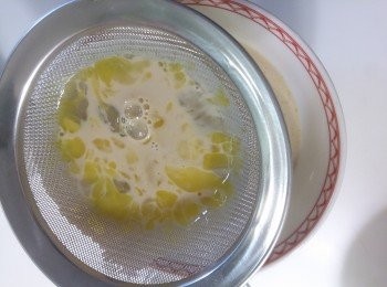 step4: 鮮奶跟黑糖混合加熱至黑糖融化即可，加入雞蛋混合過篩2-3次，倒入備用的布丁杯約9分滿