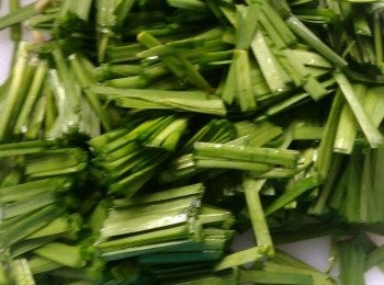 step1: 韭菜，洗淨切好，買韭菜要買小的那種好吃，洗時注意頭部要多洗，土什麼都在那，我是切時不要頭，反正也不好炒