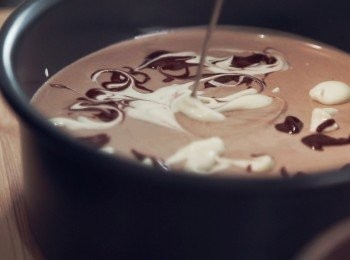 step7: 將剩下的忌廉及朱古力漿倒上餅面，用牙籤隨意畫拉花/雲石紋圖案