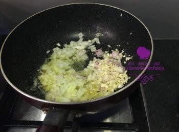 step5: 炒洋蔥、乾蔥、蒜頭。中火開鑊，落1湯匙油炒洋蔥、乾蔥、蒜頭，炒香之後上碟備用