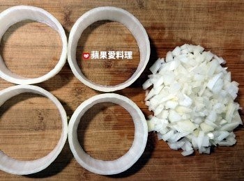 step1: 洋葱逆紋對切，取出外層的洋葱圈4個備用。將剩下的洋葱切碎。