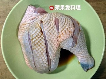 step3: 在雞腿帶皮面劃刀後，淋<span class="group_2">醃肉醬汁</span>，醃15分鐘。