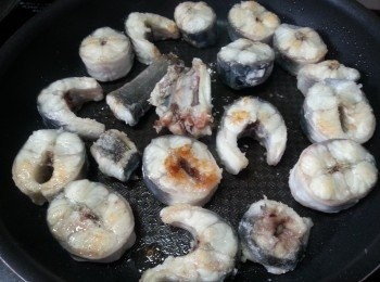 step6: 起油鑊先將白鱔兩邊煎到金黃盛起待用