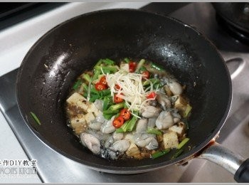 step5: 4.接著將剩下的蔥段、辣椒片、薑絲，還有汆燙好的鮮蚵下鍋。