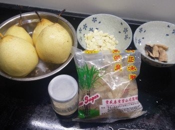 step1: 陳皮熱水浸軟，刮囊
雪梨洗淨削皮，切走頂部，留返備用
利用尖刀，切去中間芯部，但不要刺穿底