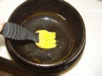 step7: 石鍋內刷香油，不僅防粘，還帶有香油的香氣。石鍋內刷香油，不僅防粘，還帶有香油的香氣。