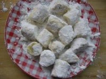 step6: 將沾滿蛋液的香蕉段在澱粉中再打個滾，沾滿澱粉，拍掉多餘的。