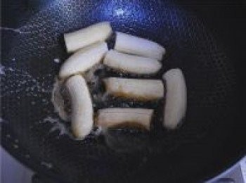 step11: 吐司片煎好後，利用底油煎香蕉。