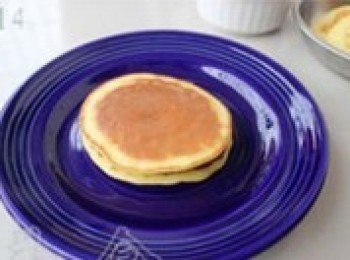 step14: 蓋上另一塊麵餅，咖啡色那面向上，這樣一個銅鑼燒就做好啦。銅鑼燒食譜完成