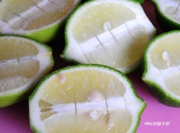 step1: 先將檸檬對切成二半，再從中間畫上幾刀，然後取出果肉(果肉可拿來做檸檬水或做檸檬汁冰塊)