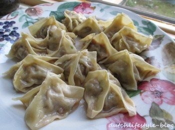 step6: 煎餛飩~起薄薄一層油鍋，放入剛包好的餛飩加入半鍋水，隨即加蓋轉中火悶煮，當鍋底水氣都被吸收，聽見啪滋啪滋響時，即可起鍋。