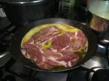 step3: 牛油加熱至熱氣上升，即可將牛排輕放，先煎一面約1分鐘立即翻面再煎1分鐘，反覆多次。