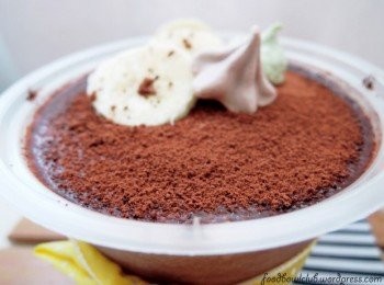 step9: 完成！享用前，我喜欢撒上一些可可粉，然后摆上香蕉片做装饰。