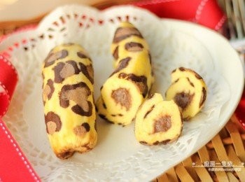 step19: 第一次做也可以不畫豹紋，直接把原味蛋黃+蛋白糊混合好，烤成基本款的日式棉花蛋糕來包卡士達餡，也很美味!