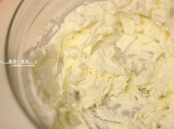 step6: 室溫軟化的奶油乳酪(Cream Cheese)以攪拌器低速打成乳霜狀。