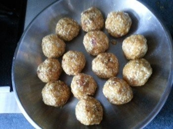 step5: (A5)用手取出一個餡的份量:(餡料搓成30g一個)放在手心, 用力壓成圓型
 將所有已壓成圓型的五仁餡放入冰格, 雪一會定型, 取出包上皮及壓模(餡不要雪得太耐, 否則會結冰,壓模時會有困難)