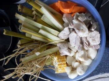 step8: 將所有处理好的材料，倒入煲中