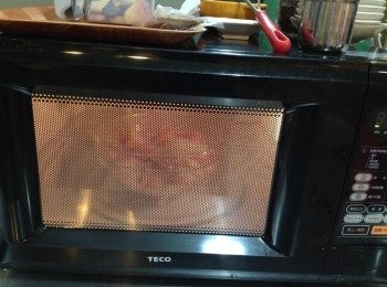 step3: 蓋上保鮮膜放入微波爐5分鐘