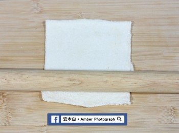 step2: 吐司片，用擀麵棍將它擀扁平。